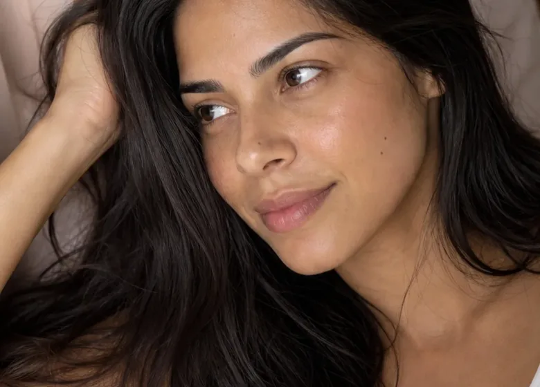 Como dormir sem acordar com o cabelo oleoso? O que muda à noite