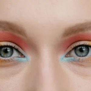 Maquiagem em alta: cor nos olhos e boca confortável